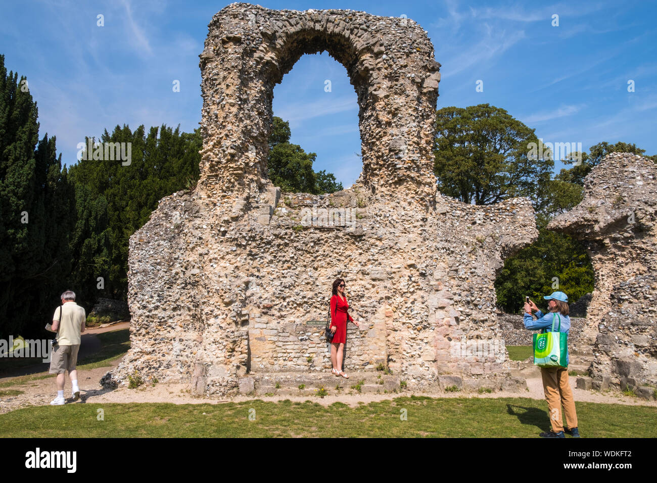 Touristen fotografieren Bury St Edmunds Abbey Ruinen und Gärten, Suffolk, Großbritannien. Stockfoto