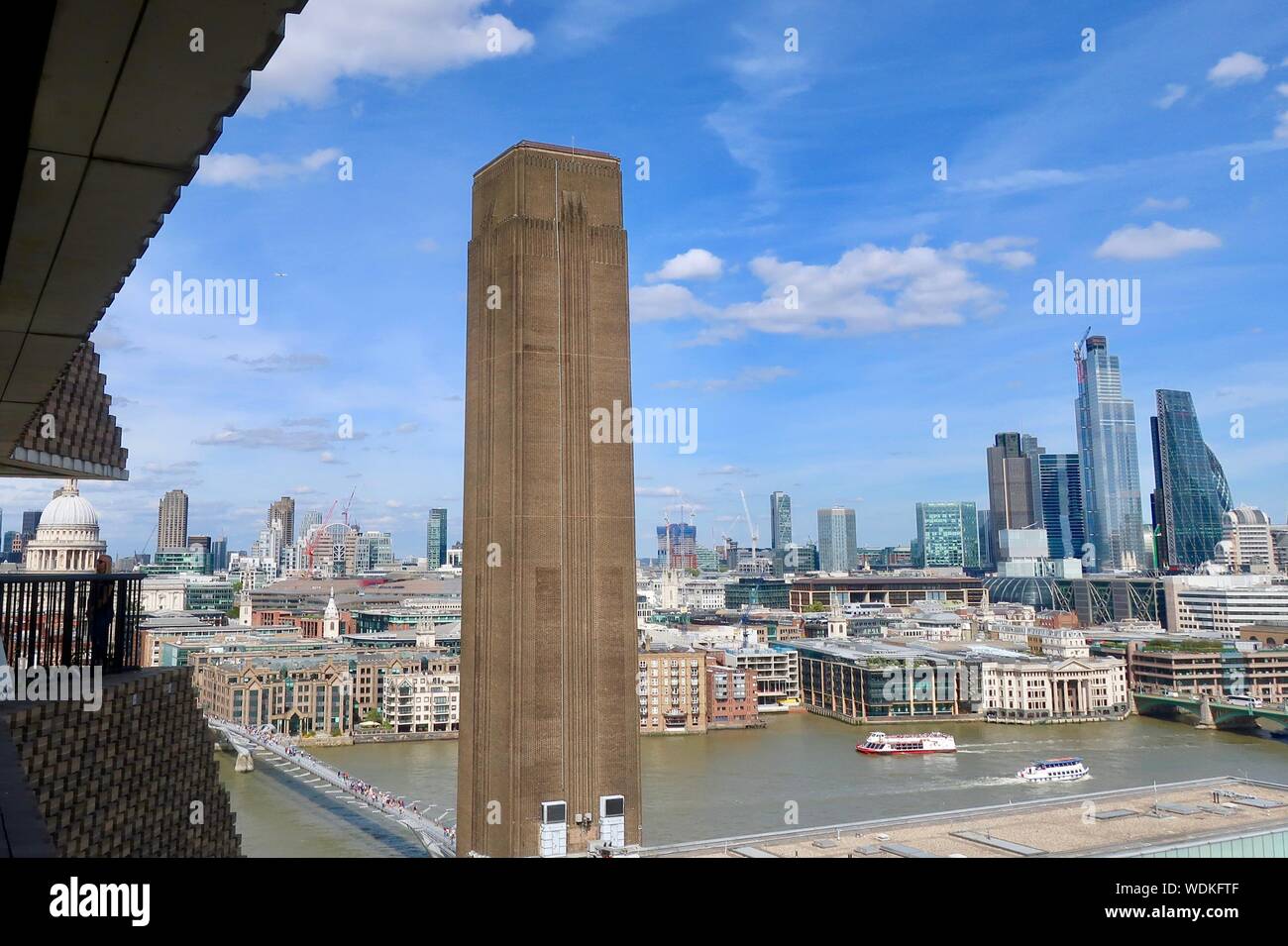 London, Großbritannien - 29 August 2019: Der Skyline aus der 10. Etage anzeigen Galerie in der Tate Modern zu sehen. Stockfoto