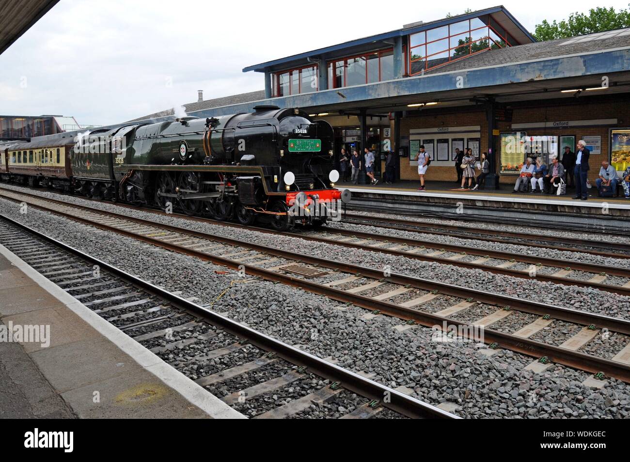 Ex Southern Railway Handelsmarine Klasse Dampflok 35028 "Clan" mit einem British Pullman Bummelzug in Oxford Bahnhof. Stockfoto