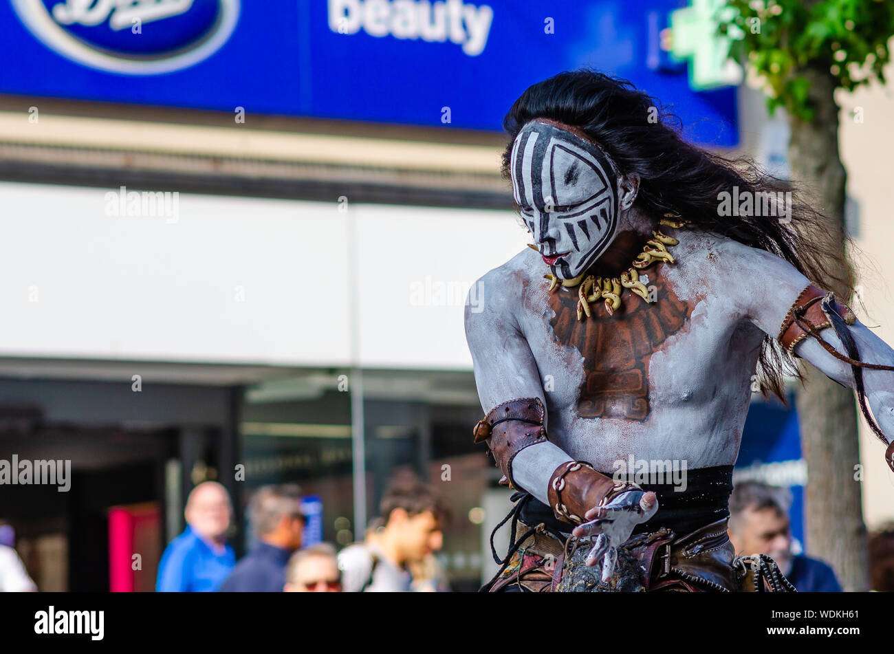 Emotionale Maya Tanz von mexikanischen Ritual Maya theater Künstler durchgeführt auf der Straße von Liverpool. Der Künstler trägt den traditionellen Maya Kostüm. Stockfoto