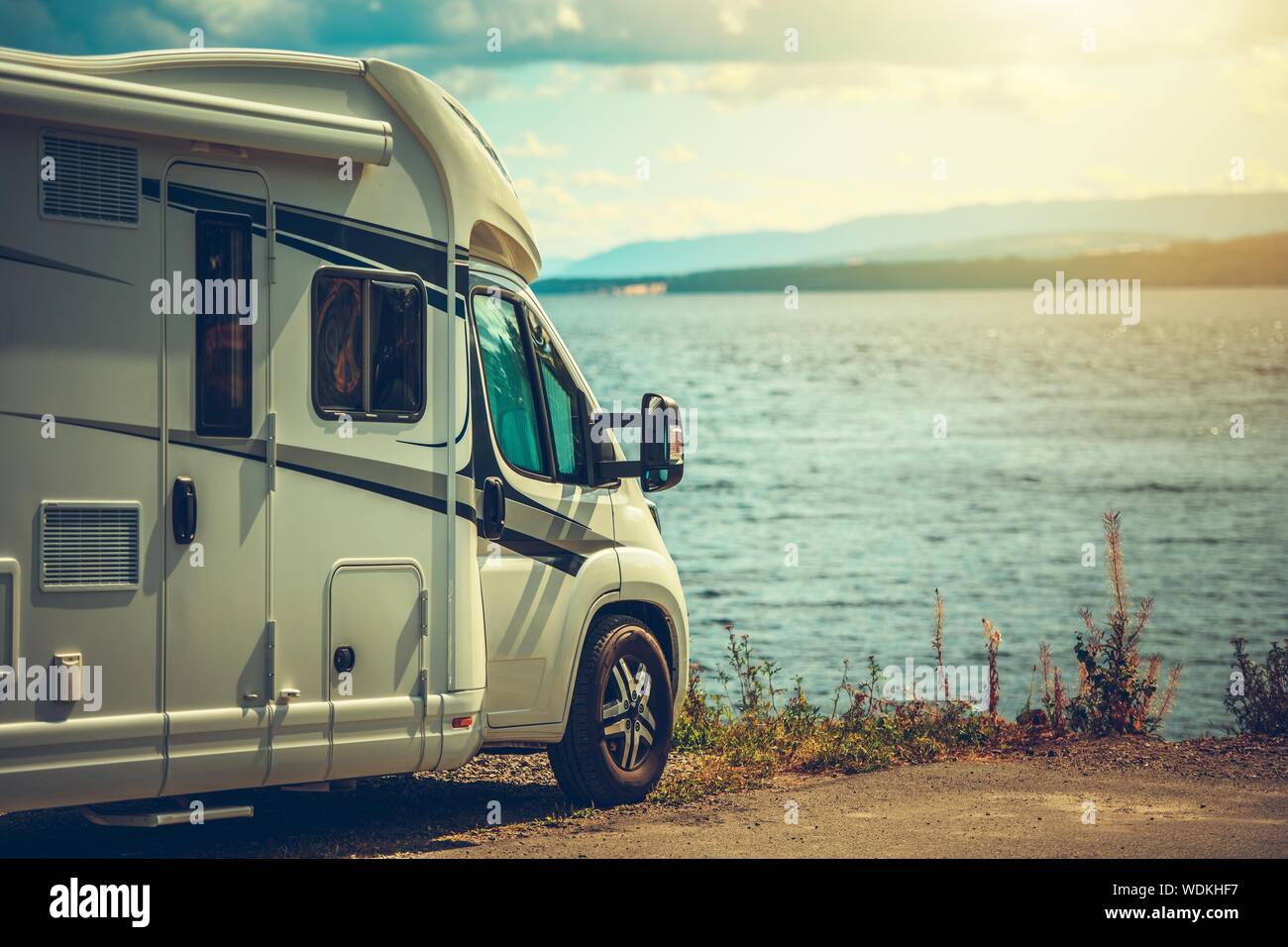 RV Wohnmobil Camper reisen und den See Camping. Sommer Urlaub Unterwegs. Stockfoto