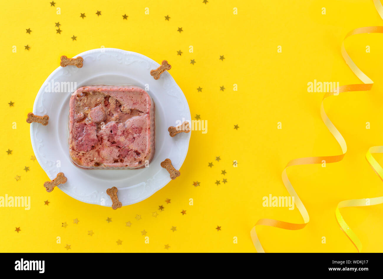 Happy Birthday Kuchen für Hund von Nassfutter und behandelt auf Gelb mit Kopie Raum Stockfoto