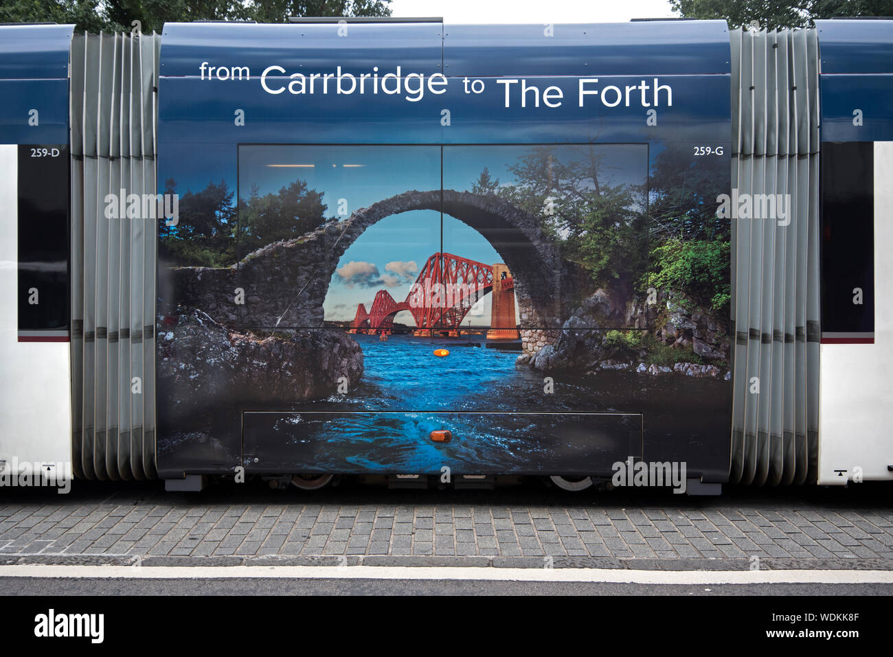 Edinburgh Tram Schlitten auf der Princes Street Werbung touristischen Orten in Schottland: Carrbridge und die Forth Bridge. Stockfoto