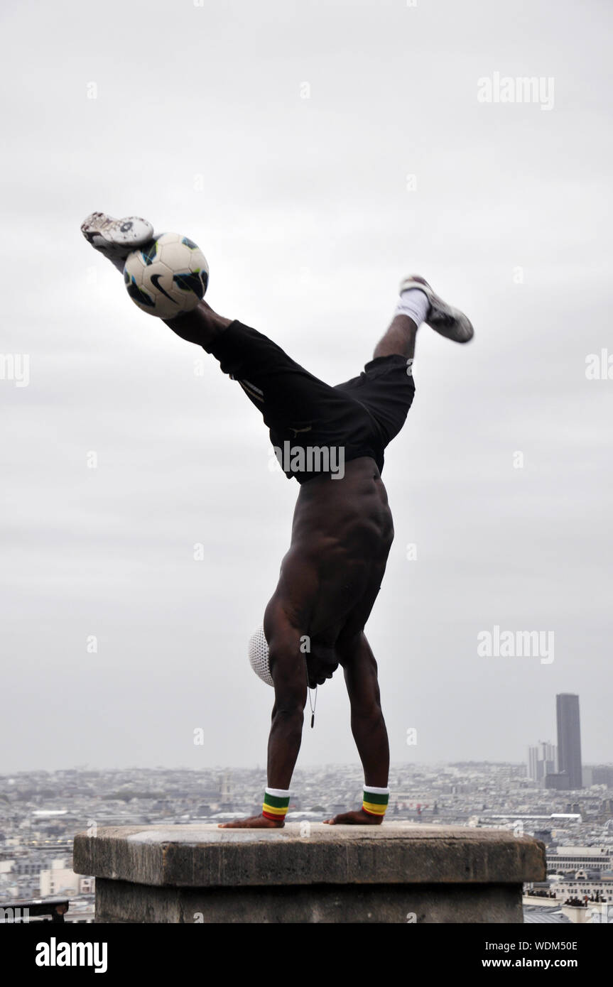 Freestyle mit der Kugel. Iya Traore jonglieren Ein Fußball vor der Sacre Coeur. Stockfoto