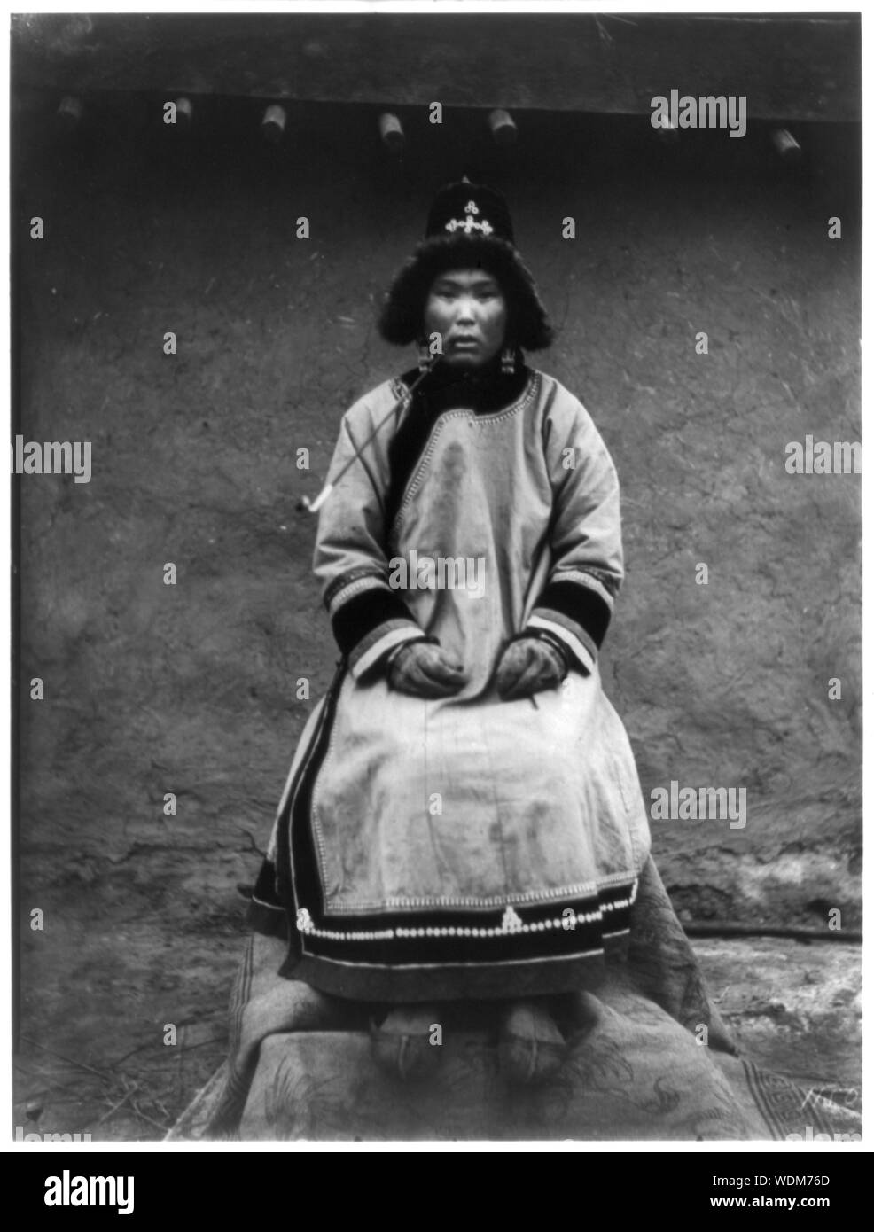 Goldes Frau, Ehefrau von village Chief, rauchen Rohr Stockfoto