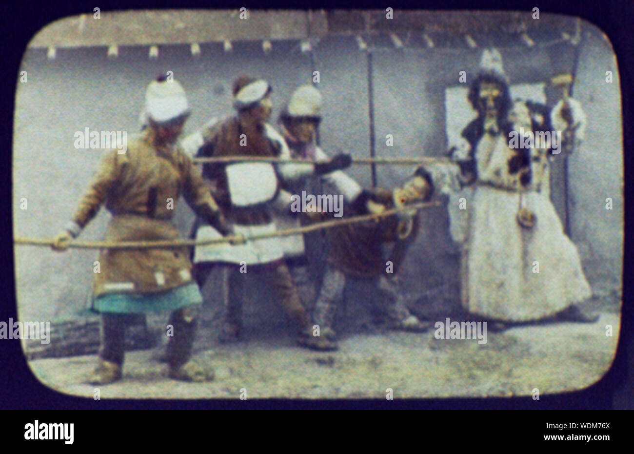 Goldi Stammesangehörigen aus Folk drama, die Repulse des Kidnappers. Stockfoto