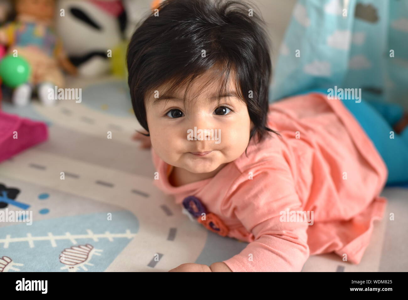 Cute Baby Mädchen lernen zu kriechen: entwicklungsmeilensteine Stockfoto