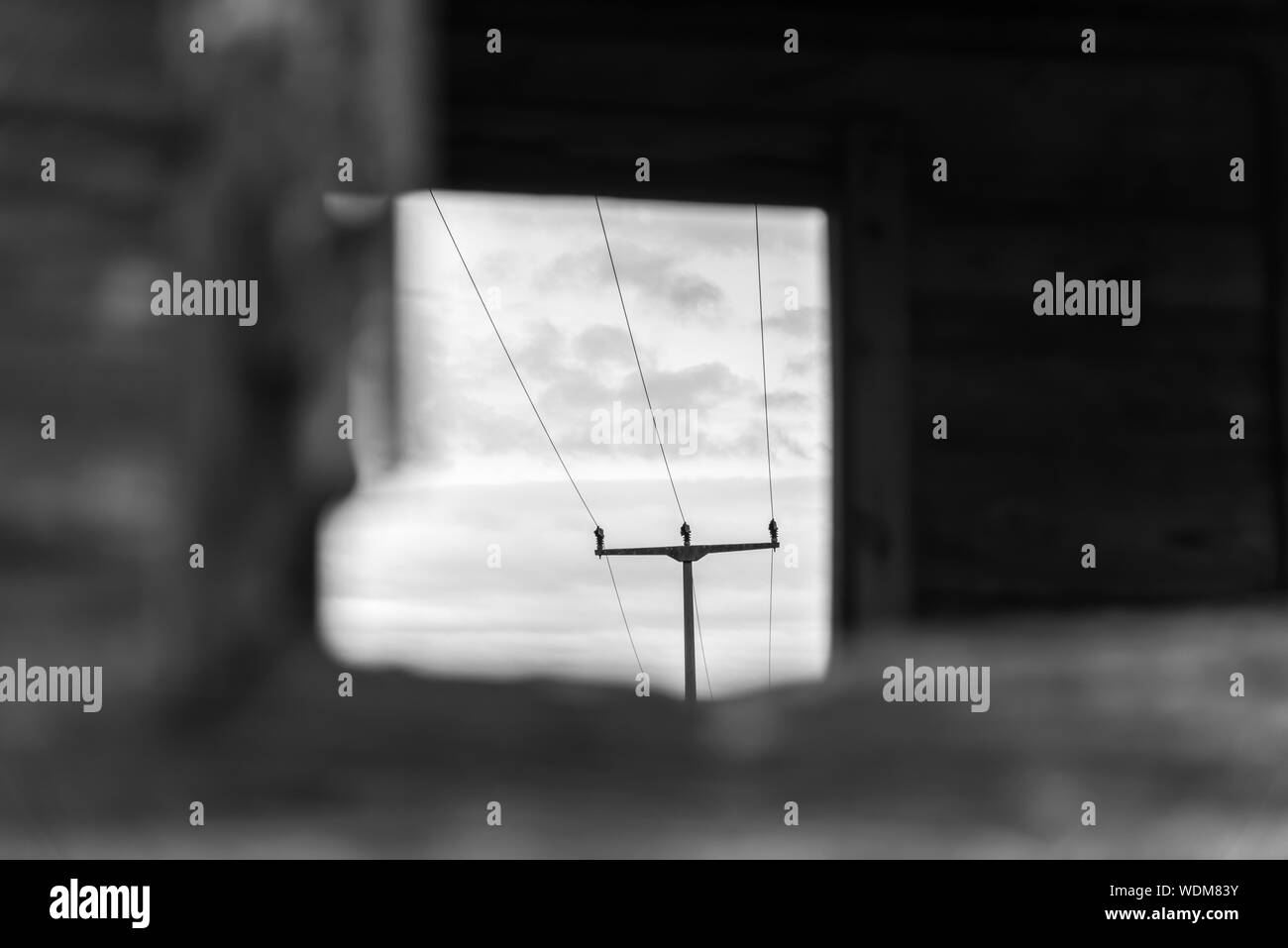 Eine kleine Strommast in einem ländlichen Gebiet Stockfoto