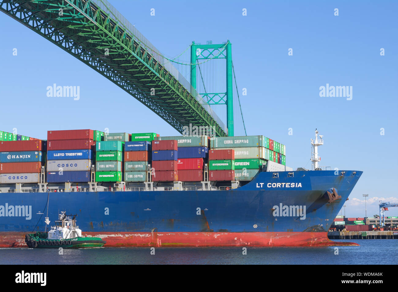 LIEUTENANT Cortesia Containerschiff, unter der Vincent Thomas Bridge, verlässt den Hafen von Los Angeles. Stockfoto