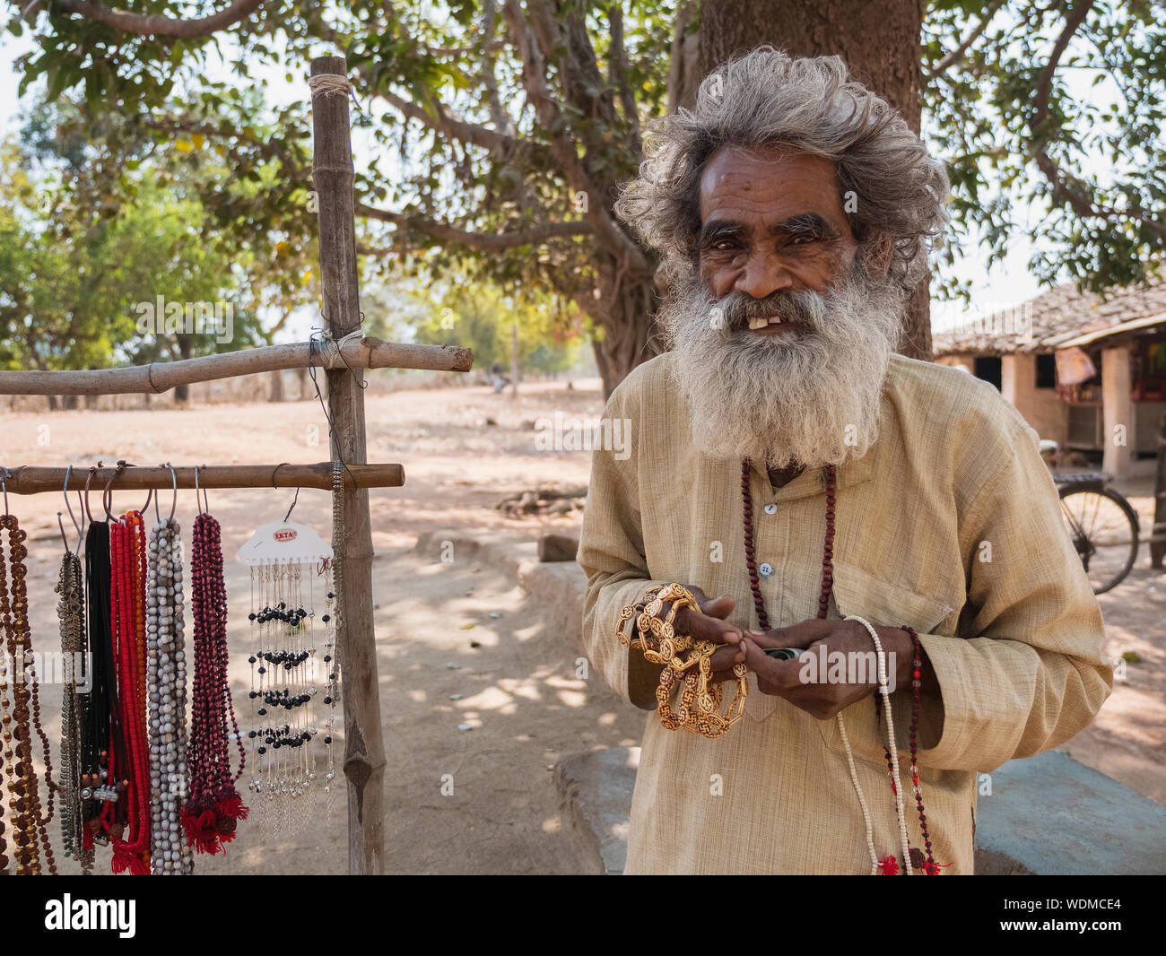 Ländlichen indischen Mann verkaufen Schmuck außerhalb von Khajuraho, Madhya Pradesh, Indien, Asien Stockfoto