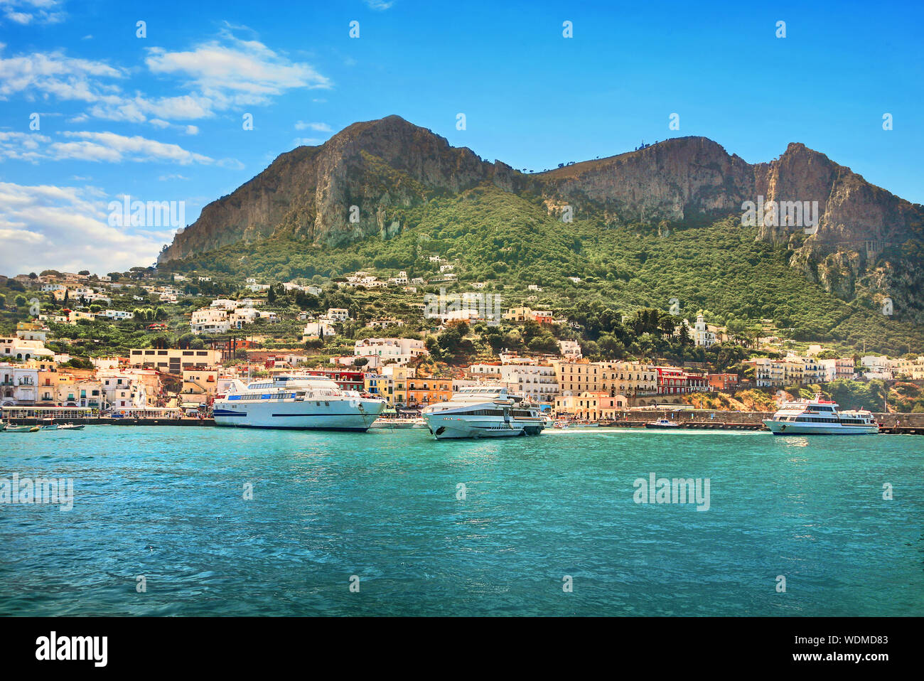 Küste und Meer Wharf im Hafen Marina Grande auf Capri. Region Kampanien, Italien Stockfoto