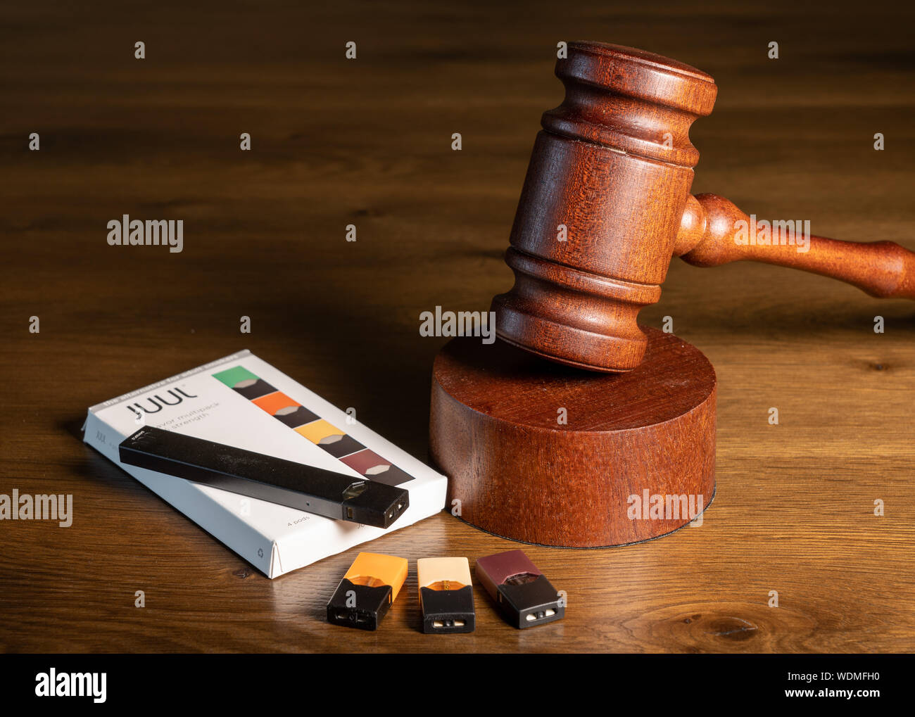 Box holding JUUL Nikotin Dispenser und Hülsen mit Richter Hammer Stockfoto