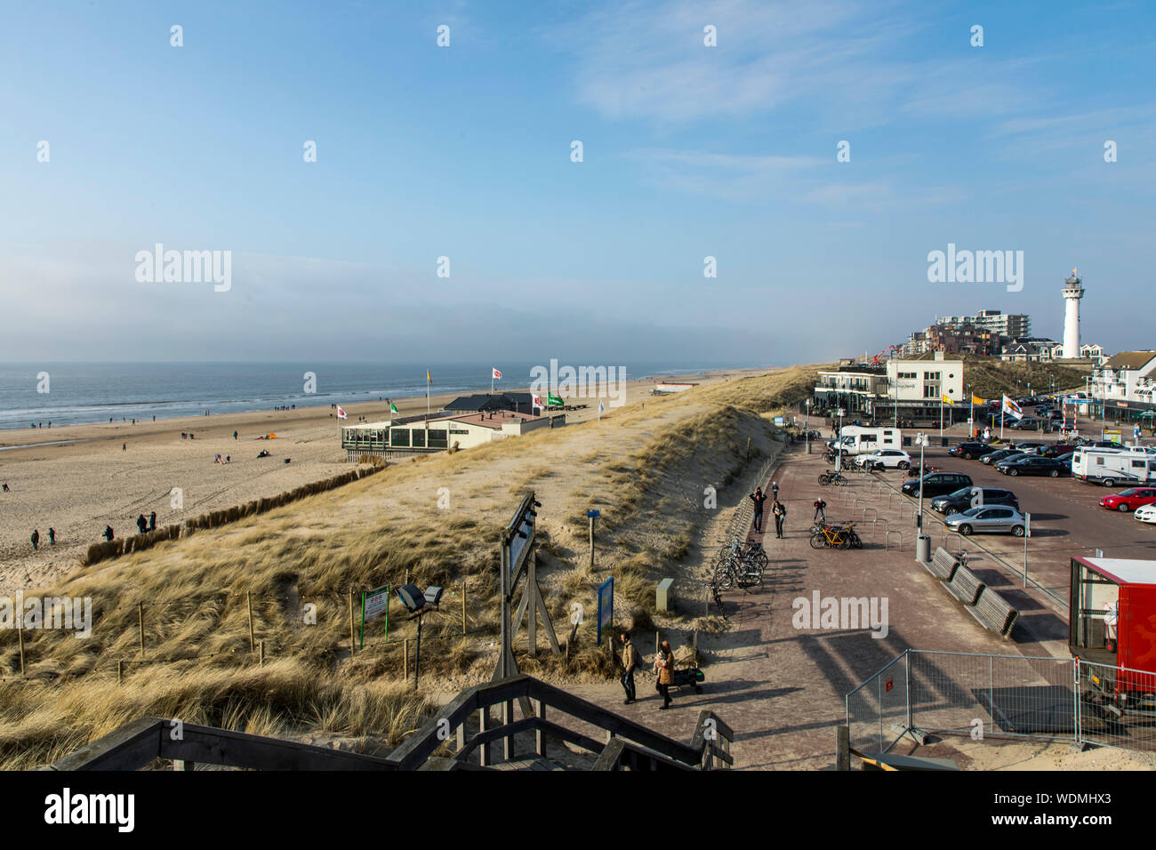 Wanderer auf der Nordsee strand von Egmond aan Zee, Nordholland, Niederlande, Strand, Restaurants, Cafés, Leuchtturm, Stockfoto