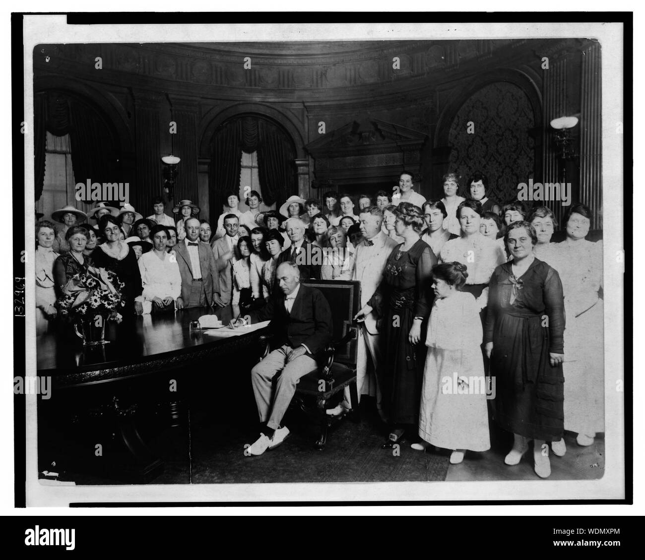 Reg. Gardner Unterzeichnung Auflösung Ratifizierung Änderung der US-Verfassung Gewährung Universal Franchise Frauen / Carl Deeg. Abstract / Medium: 1 Fotoabzug. Stockfoto