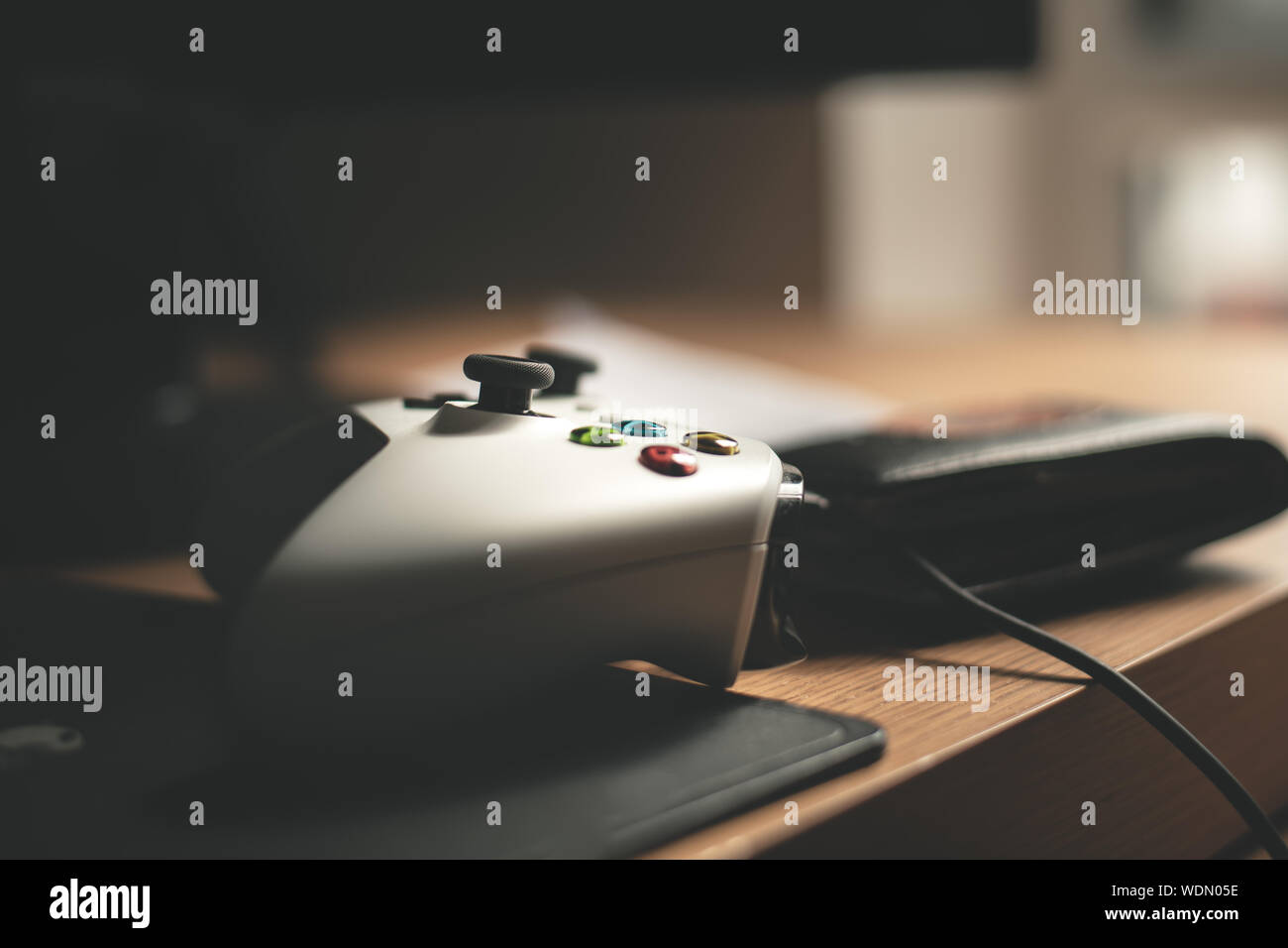 SHEFFIELD, Großbritannien - 7. JULI 2019: Xbox Controller auf dem Display im Sonnenlicht auf einem Schreibtisch Stockfoto