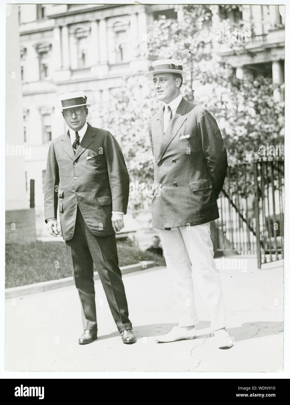 Gouverneur James M. Cox von Ohio und Franklin D. Roosevelt von New York, bei der Ankunft im Weißen Haus für Konferenz mit der Präsident Abstract / Medium: 1 fotografische. drucken. Stockfoto