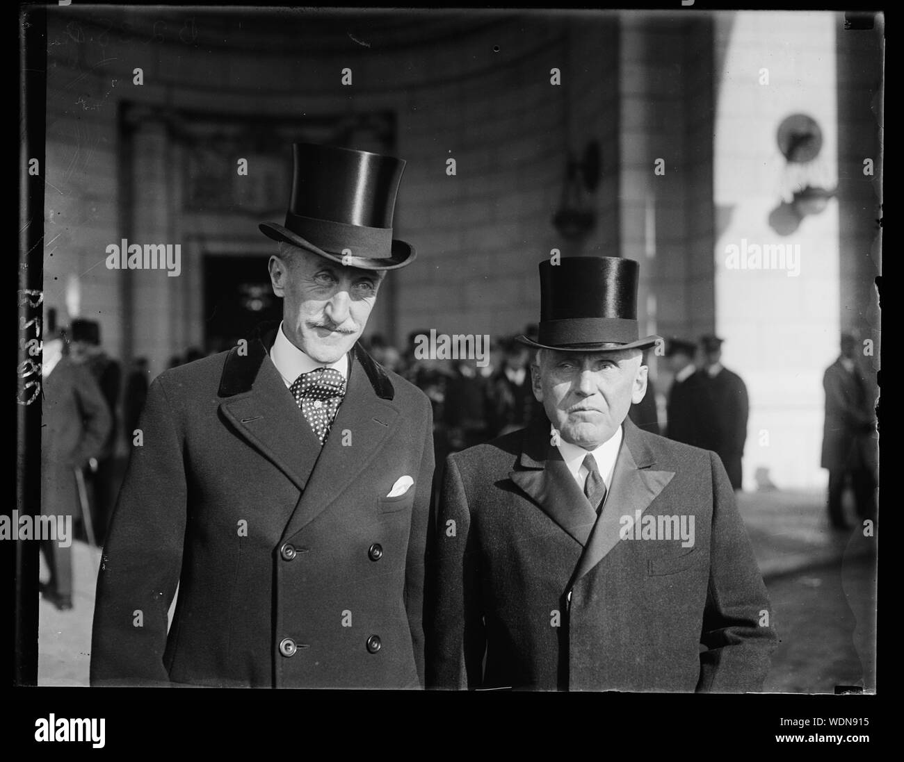 Generalgouverneur von Kanada ist nach Washington von Staatssekretär Kellogg begrüßt. Von all dem Pomp und eine Republik schenken kann besucht, Governor General Willingdon von Kanada war bei seiner Ankunft in Washington heute von der Staatssekretärin Kellogg begrüßt, (rechts). Der Generalgouverneur wurde begleitet von seiner Frau Viscountess Willingdon von Kanada bei seiner Ankunft in Washington begrüßte heute wurde durch den Staatssekretär Kellogg, (rechts). Der Generalgouverneur wurde begleitet von seiner Frau Viscountess Willingdon und Sie werden ausführlich in der Hauptstadt unterhalten bis Freitag ein. Stockfoto