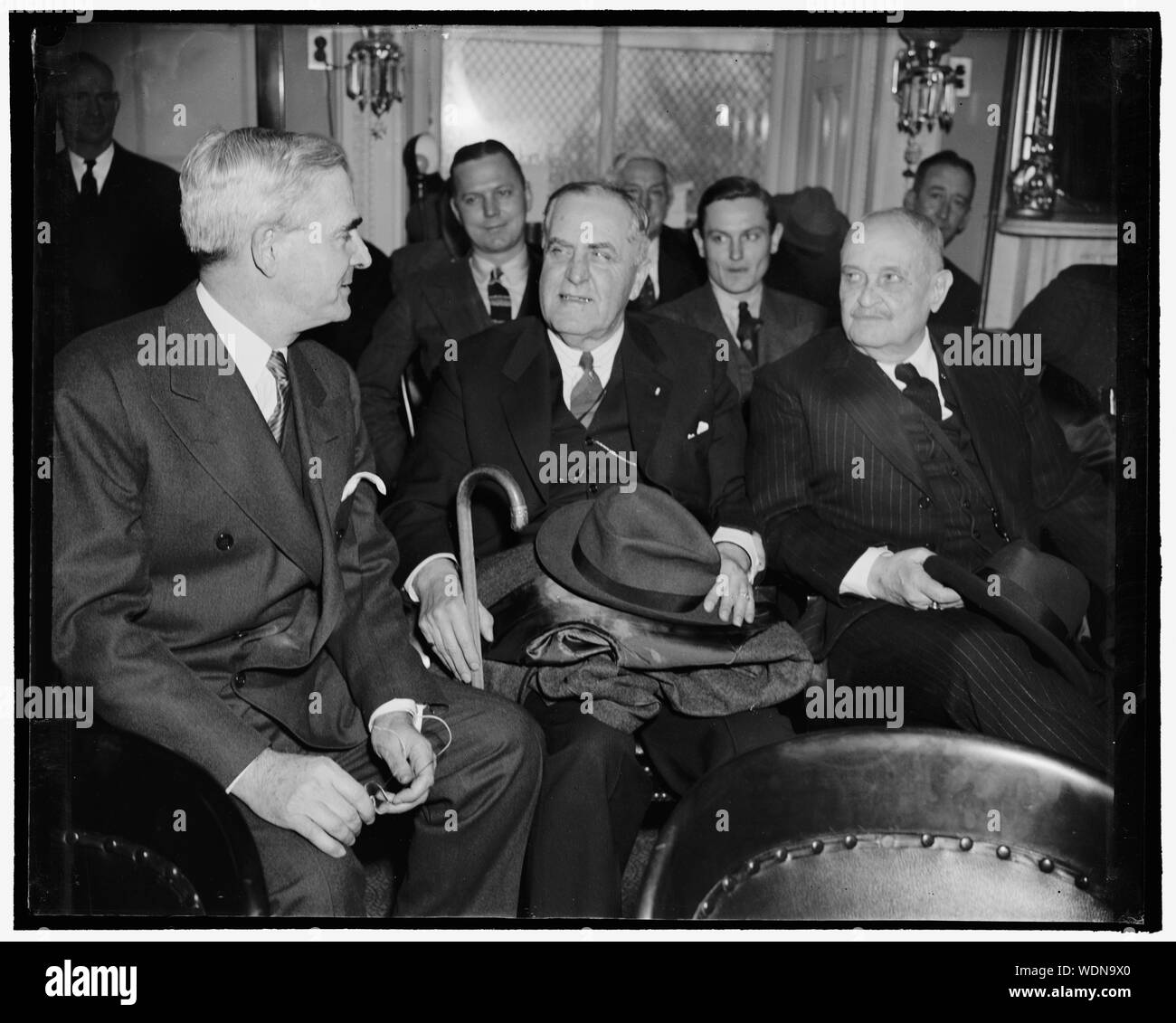 Gouverneur und zwei Ex-Governors bezeugen vor Senat-rechtsausschusse. Washington, D.C., 1. Wenn die Senat-rechtsausschusse begannen heute die öffentliche Anhörungen zur Nominierung von Floyd H. Roberts einen föderalen Bezirk Richter in Virginia zu sein, den derzeitigen Gouverneur James H. Preis, Links, und zwei ehemalige Präsidenten, E. Lee Trinkle, Mitte, und Westmoreland Davis bezeugt im Namen von Roberts. Beide Virginia Senatoren Carter Glas und Harry F. Byrd sind führend im Gegensatz zu Roberts, 2-1-39 Abstract / Medium: 1 Negativ: Glas 4 x 5 in. oder kleiner Stockfoto