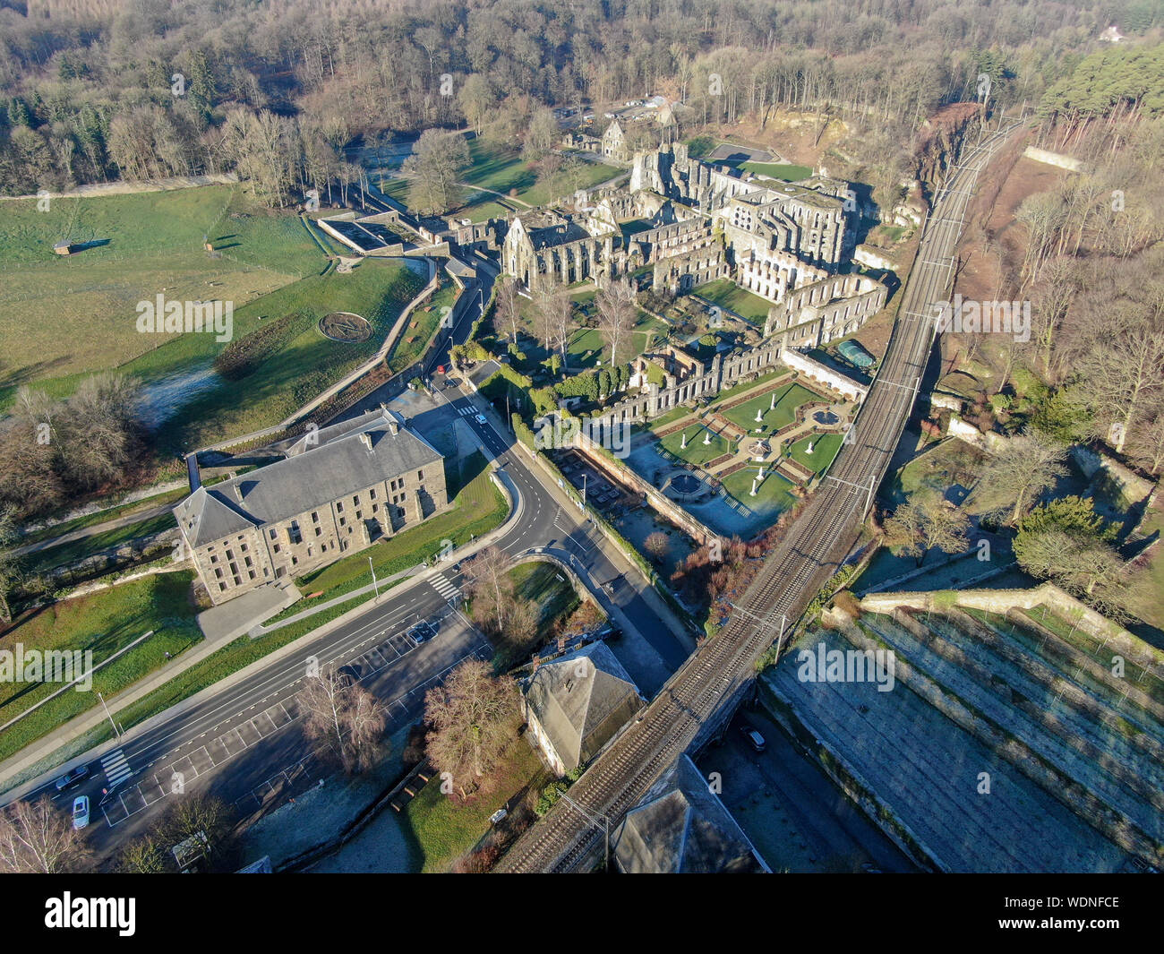 Luftaufnahme der Abtei von Villers Ruinen, eine ehemalige Zisterzienserabtei in der Nähe von Villers-la-Ville in der Provinz Brabant in der Wallonie, Belgien Stockfoto