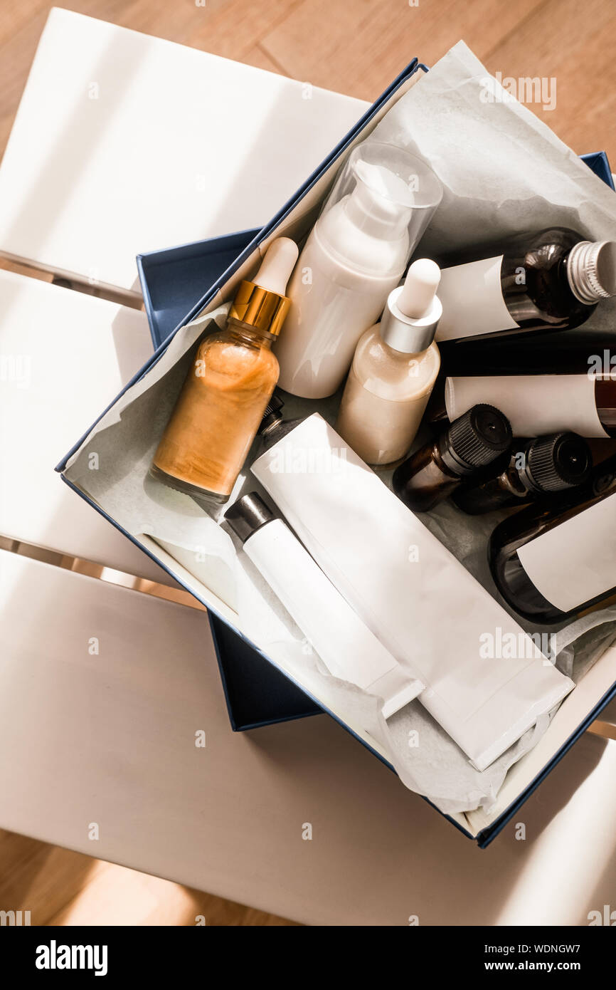 Beauty Box Set, Flaschen mit Naturkosmetik. Blogger, Hautpflege, Gesicht, Haare und Körper essentials, Salon verwöhnen lassen. Overhead, Minimalismus, Brandi Stockfoto