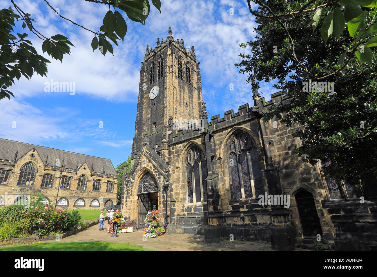 Eingang und den Turm von Halifax Münster, wo Anne Lister der "Gentleman Jack' Ruhm getauft wurde und begraben, in West Yorkshire, UK Stockfoto