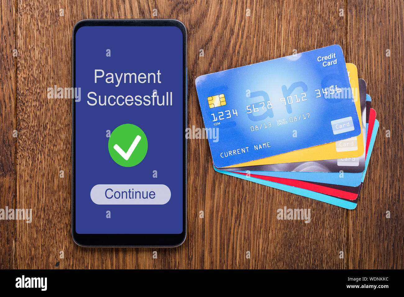 Einen erhöhten Blick auf Zahlung Meldung erfolgreich auf Mobilephone Bildschirm mit Kreditkarten Stockfoto