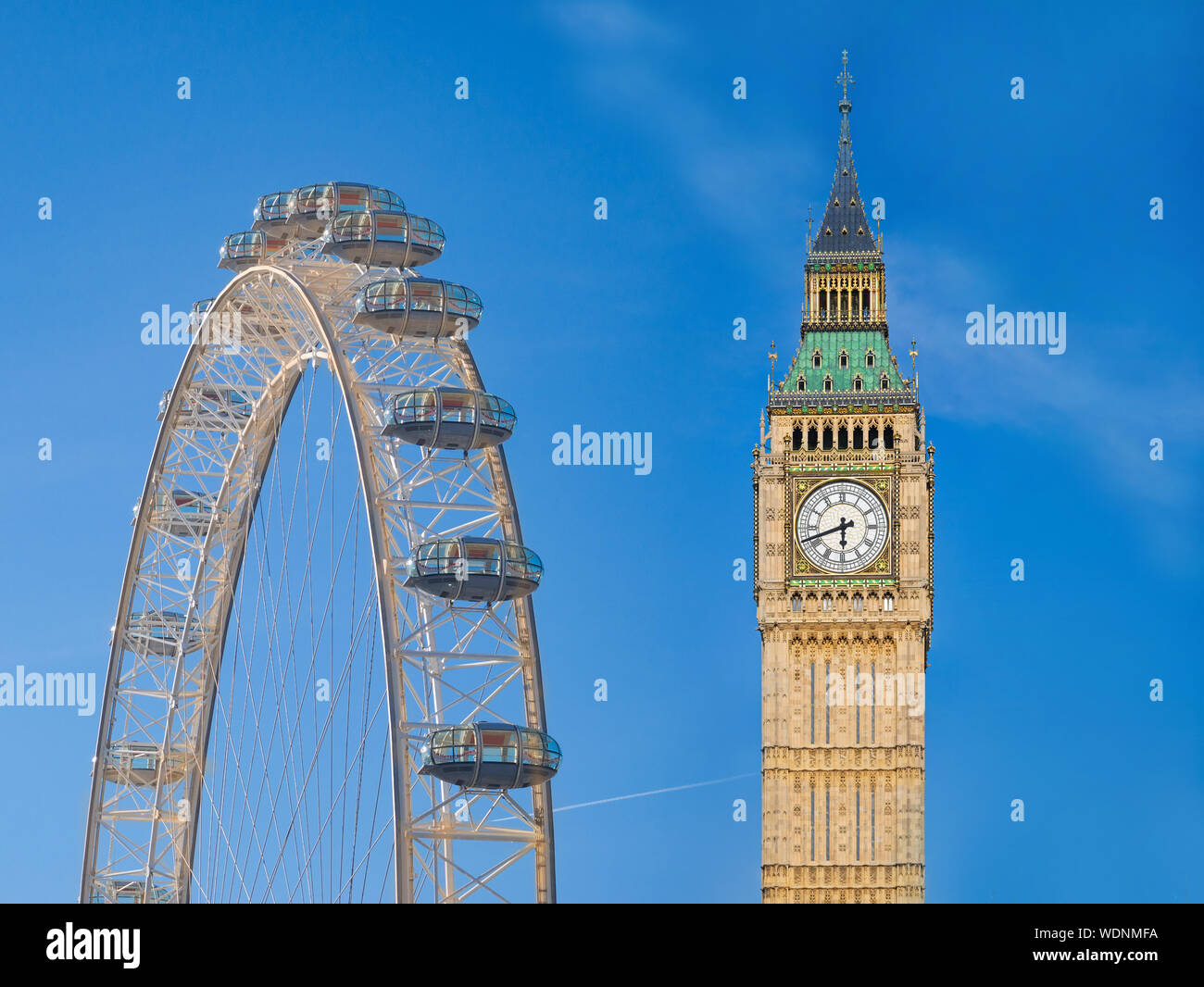 Die berühmten Sehenswürdigkeiten von England Big Ben, London Eye auf blauen Himmel Stockfoto