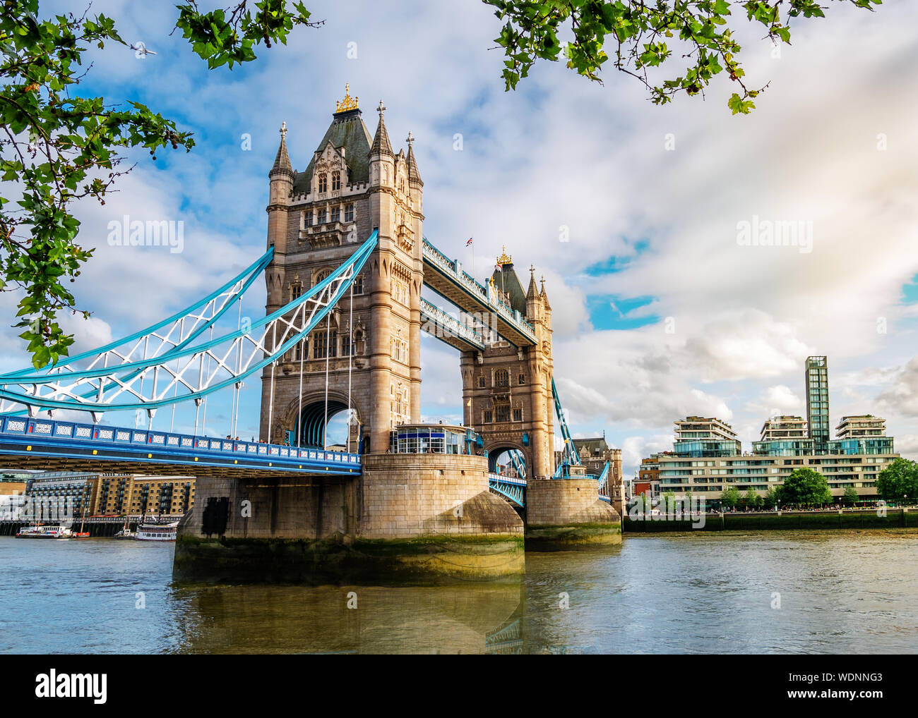 Weitwinkelaufnahme der berühmten Wahrzeichen von London Tower Bridge über die Themse in England, Großbritannien Stockfoto