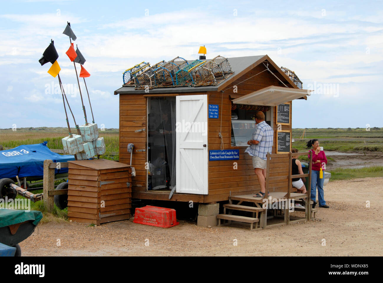 Kleine Erfrischung Hütte über dem Strand von brancaster Staithe, Norfolk, England angehoben Stockfoto