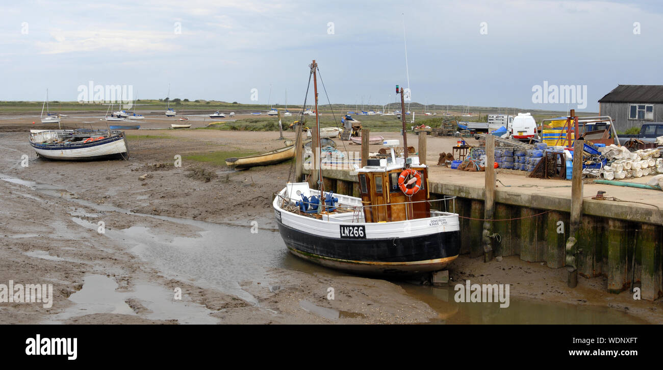 Panoramablick auf Mole in Brancaster Staithe, Norfolk, England, mit der Ebbe Stockfoto