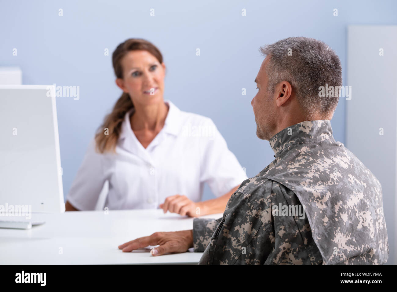 Close-up von depressiven Armee Soldat Ptsd Leiden während der Psychotherapie in der Klinik Stockfoto