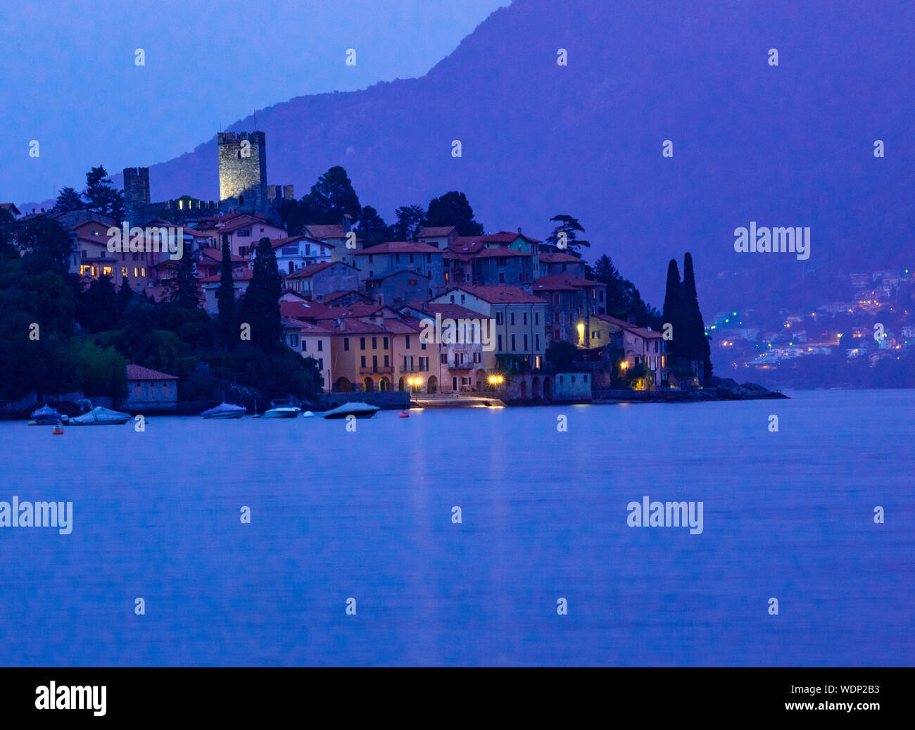 Nachtaufnahme, Rezzonico, mittelalterlichen Dorf Comer See erleuchtet vom Licht der Straßenlaternen Stockfoto