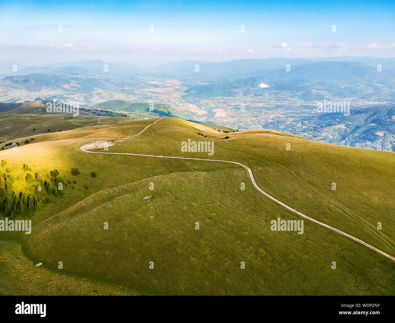Grüne Berge im Sonnenuntergang um Travnik Stadt in Bosnien und Herzegowina Stockfoto