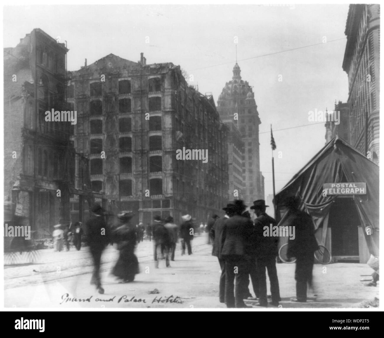 Grand Palace Hotels. [Straße der Ruine nach dem Erdbeben in San Francisco postal telegraph Zelt 1906 im Vordergrund rechts] Abstract / Medium: 1 Foto: Drucken. Stockfoto