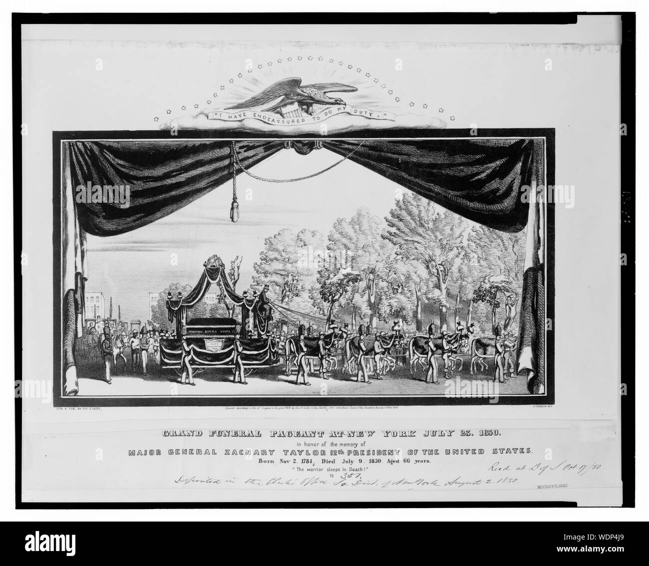 Grand Beerdigung Pageant am New York Juli 23, 1850, zu Ehren der Erinnerung an Major General Zachary Taylor 12. Präsident der Vereinigten Staaten Abstract: Drucken Übersicht Trauerzug für Zachary Taylor, mit Sarg auf aufwändig geschmückten Wagen, durch Vorhänge gesehen, vielleicht auf einer Bühne Eagle über Bären Banner, die ich versucht habe meine Pflicht zu tun. Stockfoto