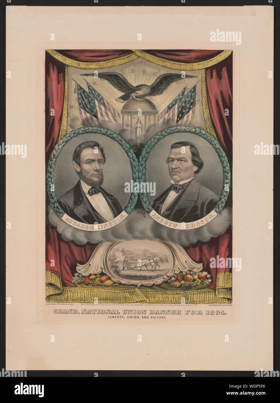 Grand National Union Banner für 1864. Freiheit, Union und Sieg Abstract: Drucken zeigt eine Kampagne Banner für 1864 der Republikanische Präsidentschaftskandidat Abraham Lincoln und running mate Andrew Johnson. Eine gezeichnete Vorhang zeigt Büste Porträts der beiden Kandidaten in roundels in Eichenlaub umrahmt. Oberhalb der Porträts ist ein Tempel der Freiheit, in dem steht eine weibliche Figur mit einem Mitarbeiter und Liberty cap. Vier amerikanische Flaggen flankieren den Tempel. Thront auf der Kuppel des Tempels ist ein Adler mit ausgebreiteten Flügeln mit einer Banderole in seinem Mund und Pfeile in seine Krallen. Lichtstrahlen, die in Sternen ausgehen f Stockfoto