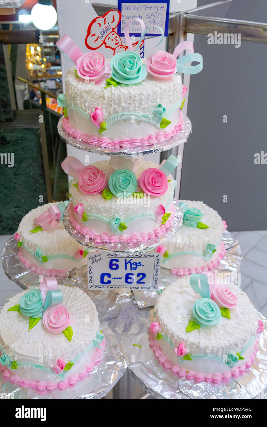 Weiß Hochzeit Kuchen mit roten und grünen Rosen an PAS ELERIA IDEAL, ein Bäcker, Mexiko City, Mexiko Stockfoto