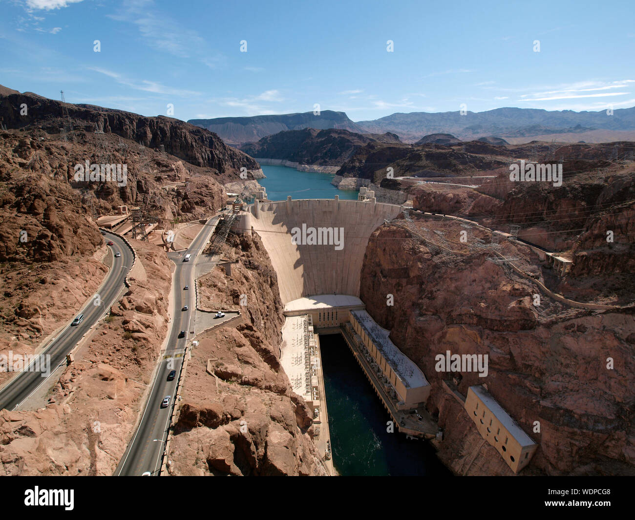 Luftaufnahme der Hoover Dam, Lake Mead, und der Straße zum Damm, eine Momentaufnahme von Bypass Brücke an der Grenze von Arizona und Nevada, USA übernommen. Juli 2011 Stockfoto