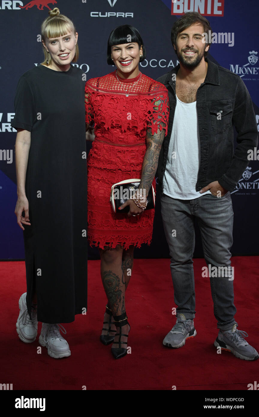 Düsseldorf, Deutschland. 29 Aug, 2019. Lea, Nessi und Max Giesinger (L-R) Sänger und Juroren für den New Faces Award Musik kommen auf die Preisverleihung. Quelle: Henning Kaiser/dpa/Alamy leben Nachrichten Stockfoto