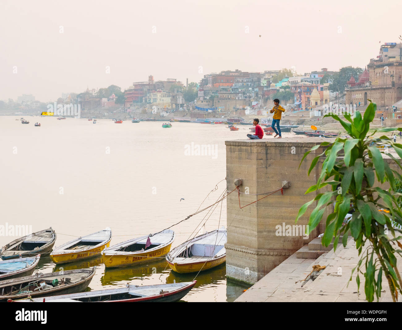 Zwei jungen indischen jungen Drachen steigen am Rand des Ganges in Varanasi, Uttar Pradesh, Indien, Asien Stockfoto