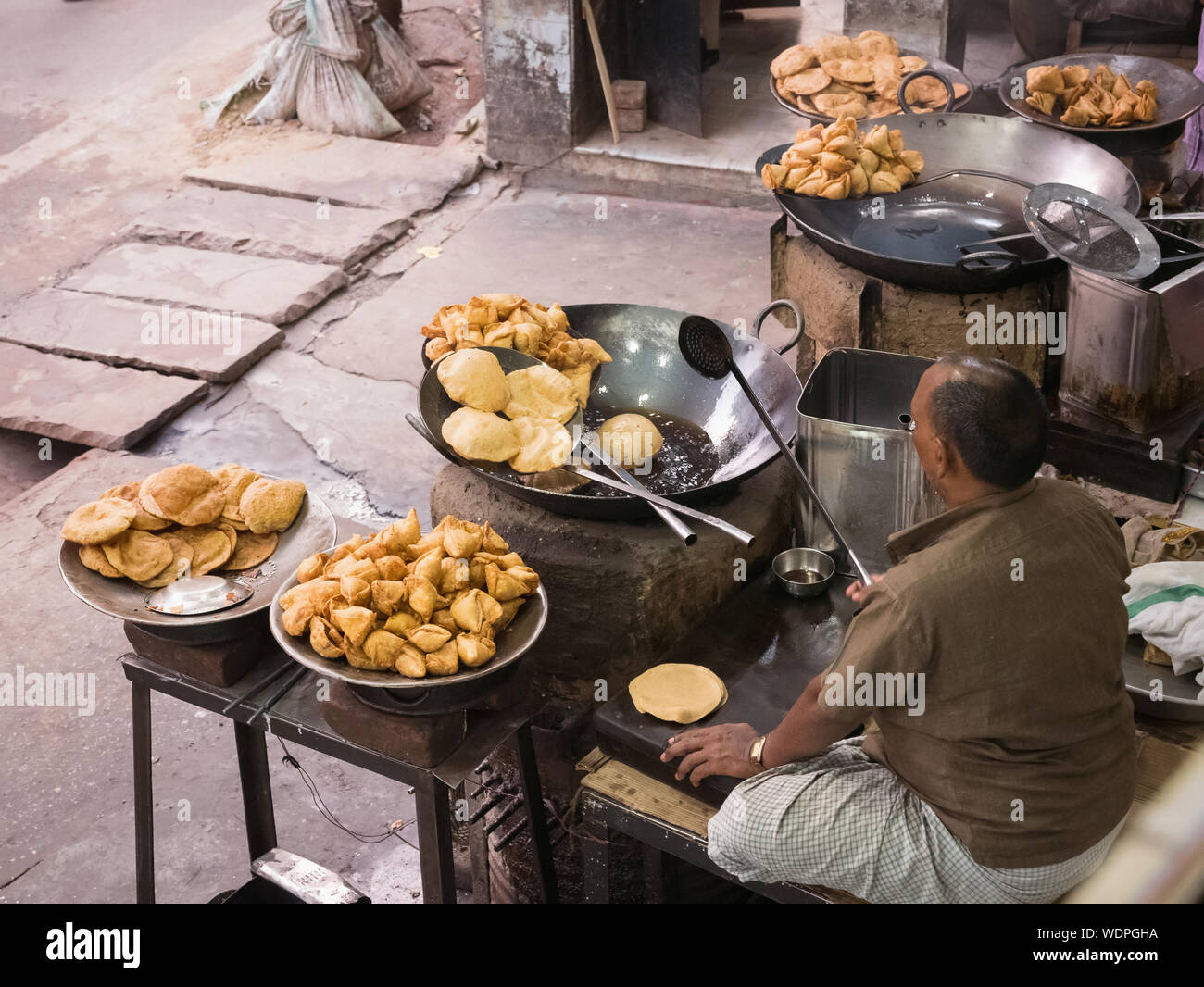 Street Hersteller braten traditionelle indische Samosas auf der Straße in Varanasi, Uttar Pradesh, Indien, Asien Stockfoto