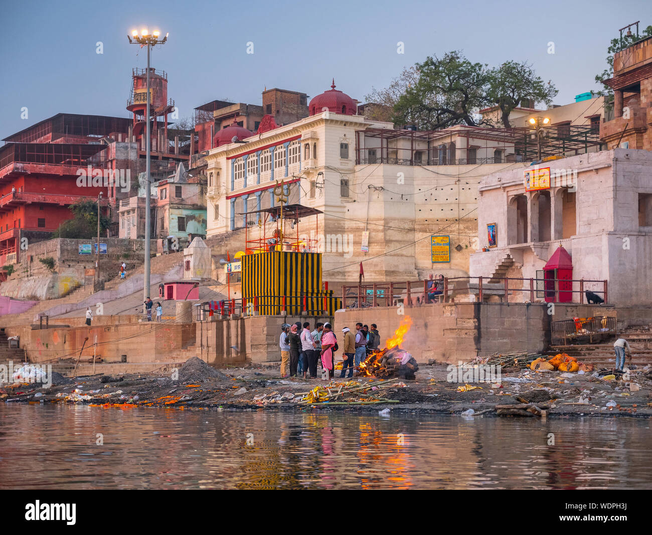 Feuerbestattung varanasi -Fotos und -Bildmaterial in hoher Auflösung ...