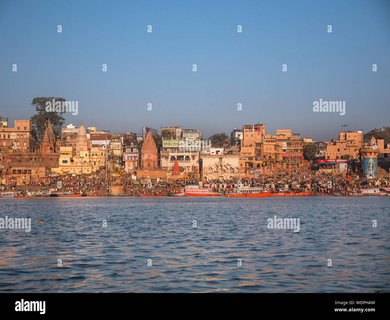 Blick auf überfüllten Ghats über von der Ganges in Varanasi, Uttar Pradesh, Indien, Asien Stockfoto