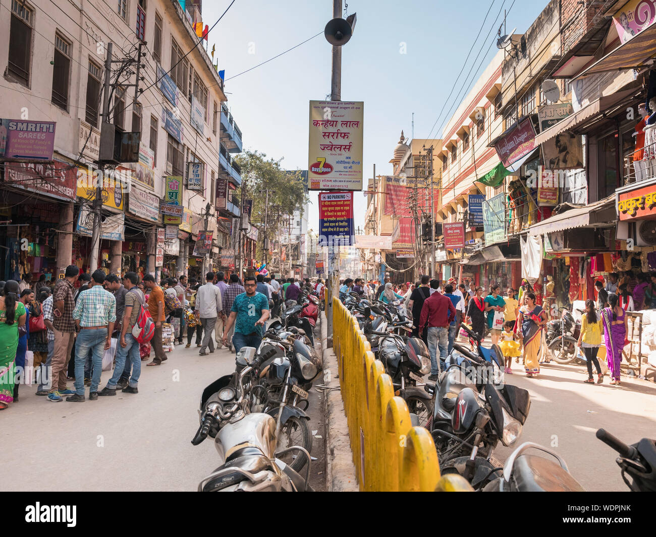 Stadt Straße in der Innenstadt von Varanasi, Uttar Pradesh, Indien, Asien Stockfoto