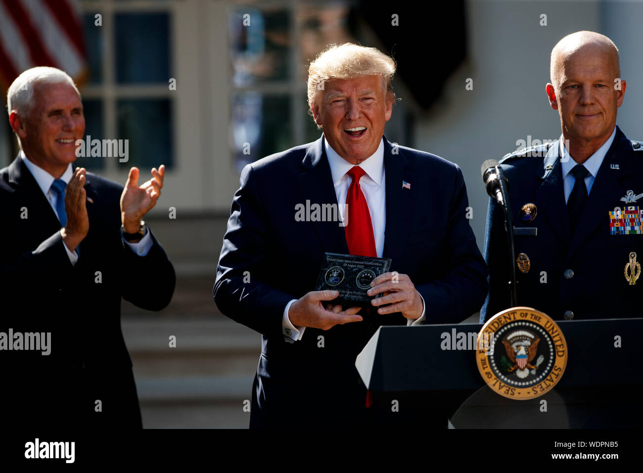 Washington, USA. 29 Aug, 2019. Us-Präsident Donald Trump (C) reagiert während einer Zeremonie im Weißen Haus in Washington, DC, USA, am 12.08.29., 2019. Die US-Regierung hat am Donnerstag angekündigt, die die U.S. Space Command, seine Interessen im Raum zu verteidigen. Credit: Ting Shen/Xinhua Stockfoto