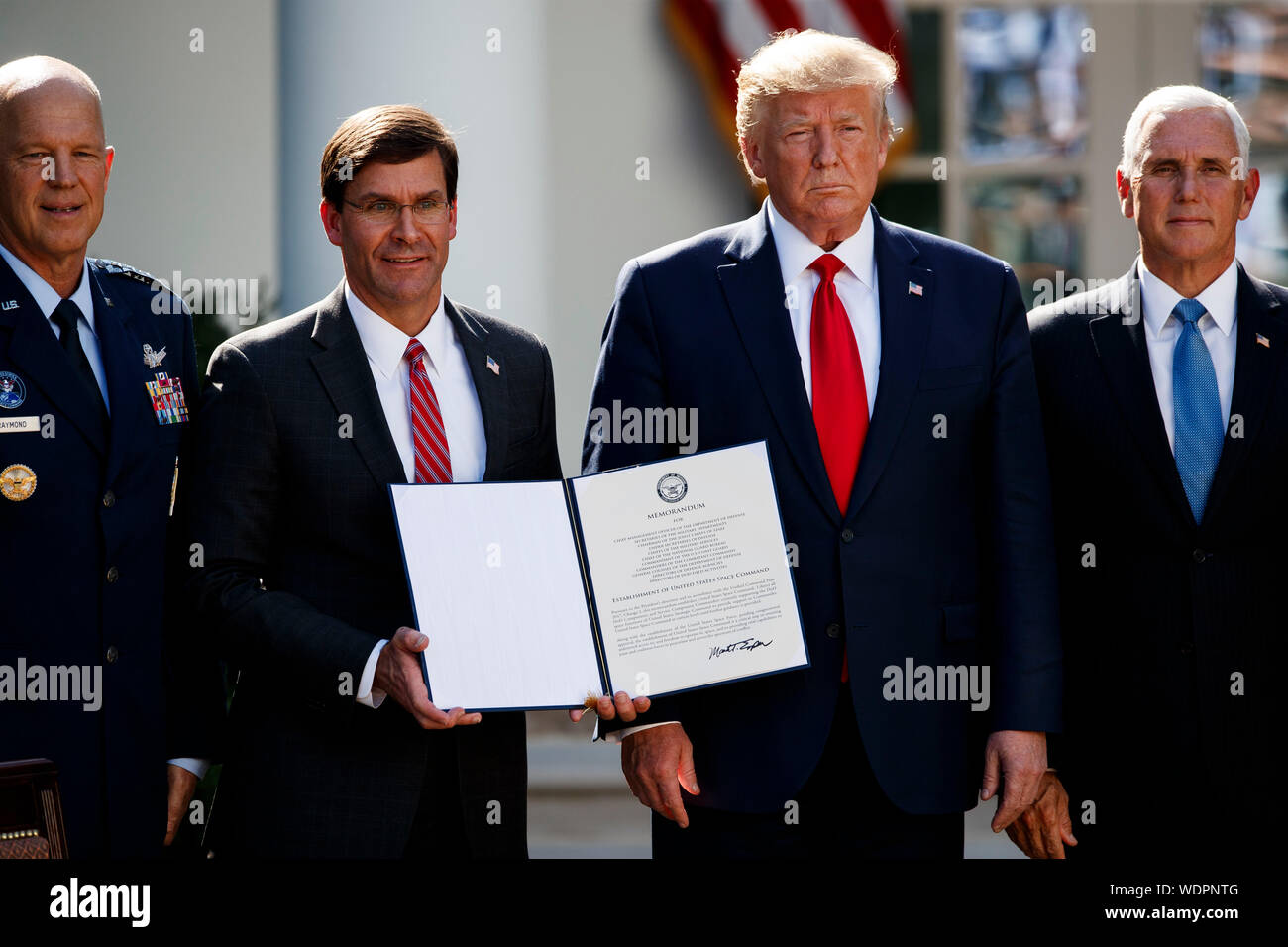 Washington, USA. 29 Aug, 2019. Us-Präsident Donald Trump (2. R) nimmt an einer Zeremonie im Weißen Haus in Washington, DC, USA, am 12.08.29., 2019. Die US-Regierung hat am Donnerstag angekündigt, die die U.S. Space Command, seine Interessen im Raum zu verteidigen. Credit: Ting Shen/Xinhua Stockfoto