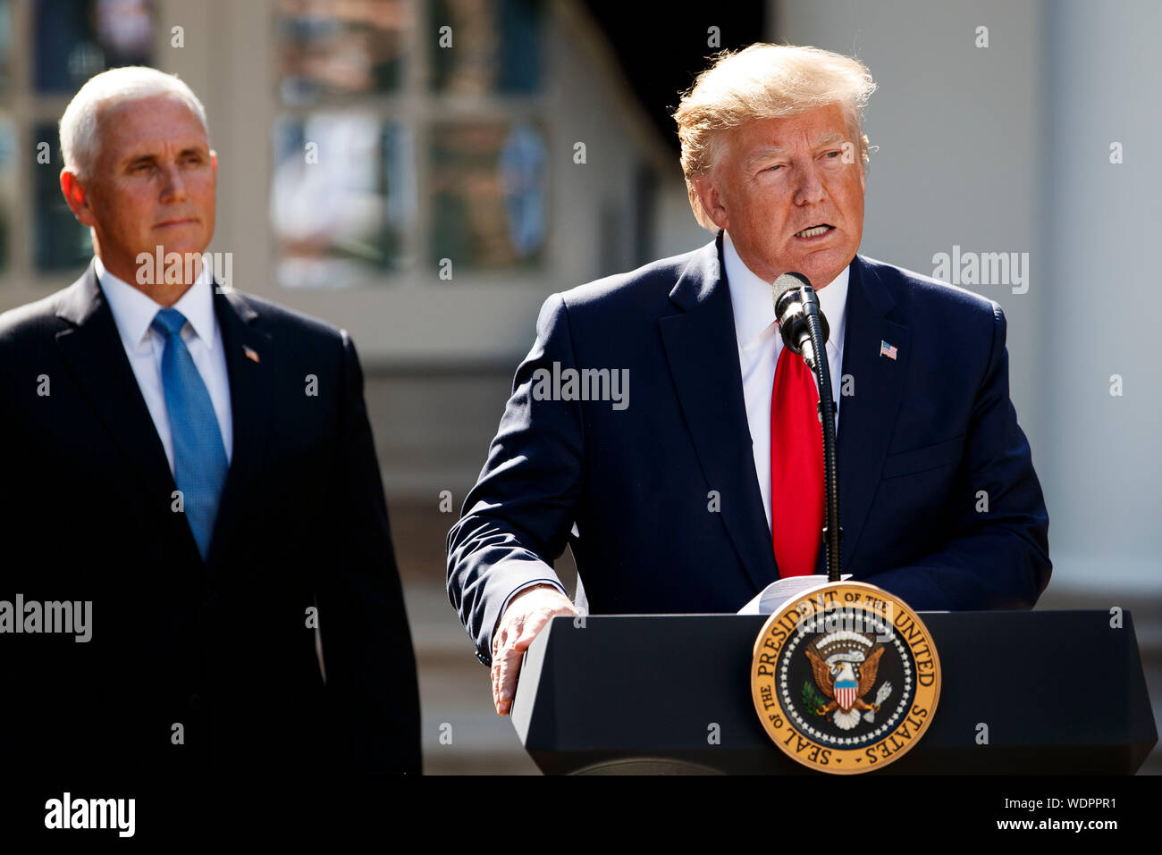 Washington, USA. 29 Aug, 2019. Us-Präsident Donald Trump (R) spricht während einer Zeremonie im Weißen Haus in Washington, DC, USA, am 12.08.29., 2019. Die US-Regierung hat am Donnerstag angekündigt, die die U.S. Space Command, seine Interessen im Raum zu verteidigen. Credit: Ting Shen/Xinhua Stockfoto