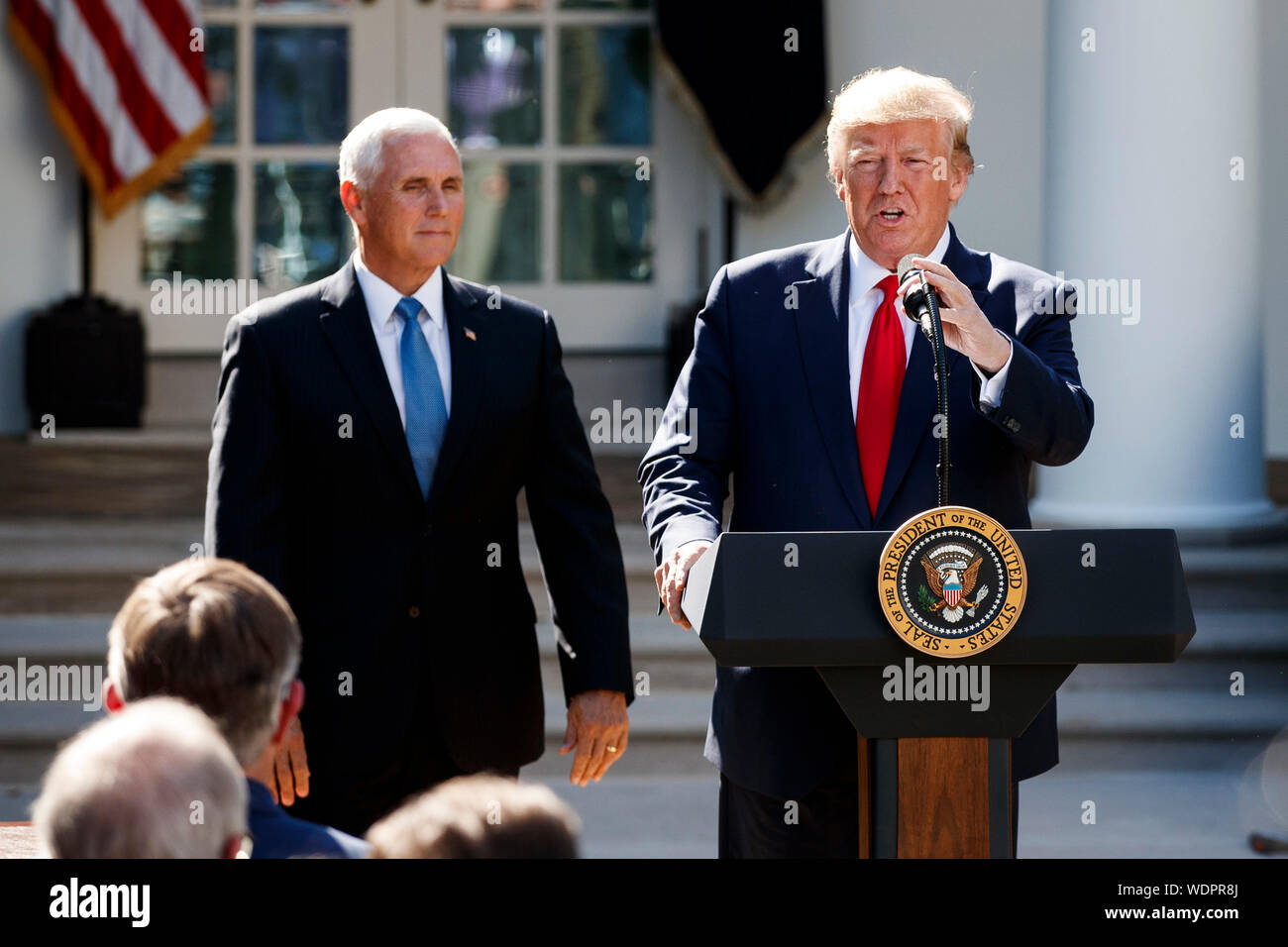 Washington, USA. 29 Aug, 2019. Us-Präsident Donald Trump (R) spricht während einer Zeremonie im Weißen Haus in Washington, DC, USA, am 12.08.29., 2019. Die US-Regierung hat am Donnerstag angekündigt, die die U.S. Space Command, seine Interessen im Raum zu verteidigen. Credit: Ting Shen/Xinhua Stockfoto