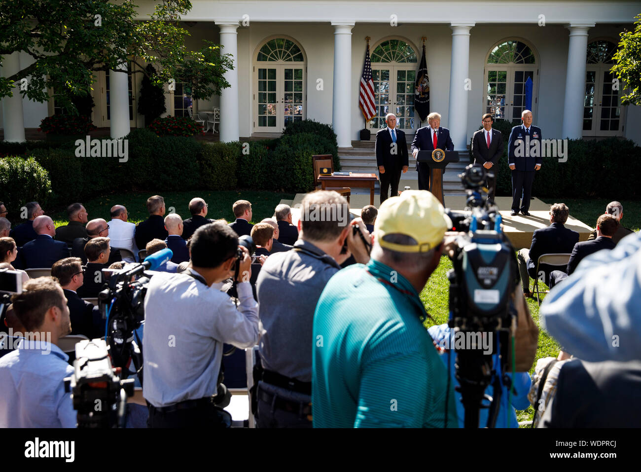 Washington, USA. 29 Aug, 2019. Us-Präsident Donald Trump (3. R, Hinten) spricht während einer Zeremonie im Weißen Haus in Washington, DC, USA, am 12.08.29., 2019. Die US-Regierung hat am Donnerstag angekündigt, die die U.S. Space Command, seine Interessen im Raum zu verteidigen. Credit: Ting Shen/Xinhua Stockfoto