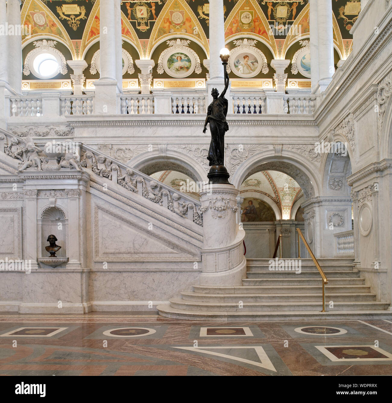 Große Halle. Blick auf die große Treppe und Bronze Statue der weiblichen Figur auf newel post Holding eine Fackel der elektrisches Licht, mit Büste von George Washington auf der linken Seite. Bibliothek des Kongresses Thomas Jefferson, Washington, D.C. Stockfoto